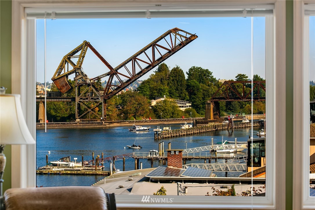 3758 West Commodore Way Seattle, WA 98199 - Photo 4 of 40 Gallery Image 4