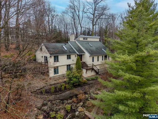 $999,995 | 37 Berkshire Road, Woodcliff Lake, NJ 07677