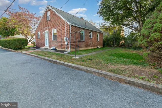 a picture of a black and white wall