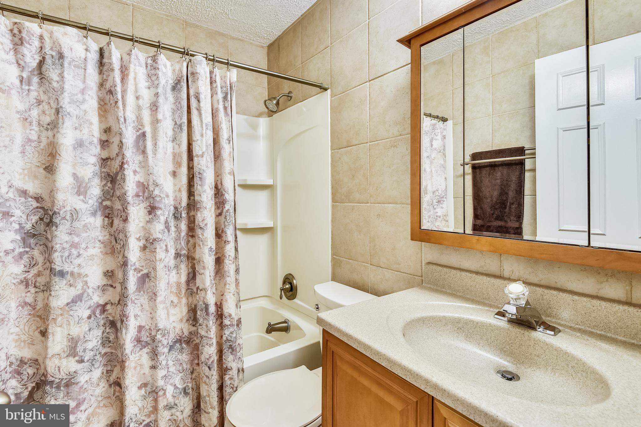 6282 Rathlin Drive Springfield, VA 22152 - Photo 22 of 37 Upper Level Full Bath