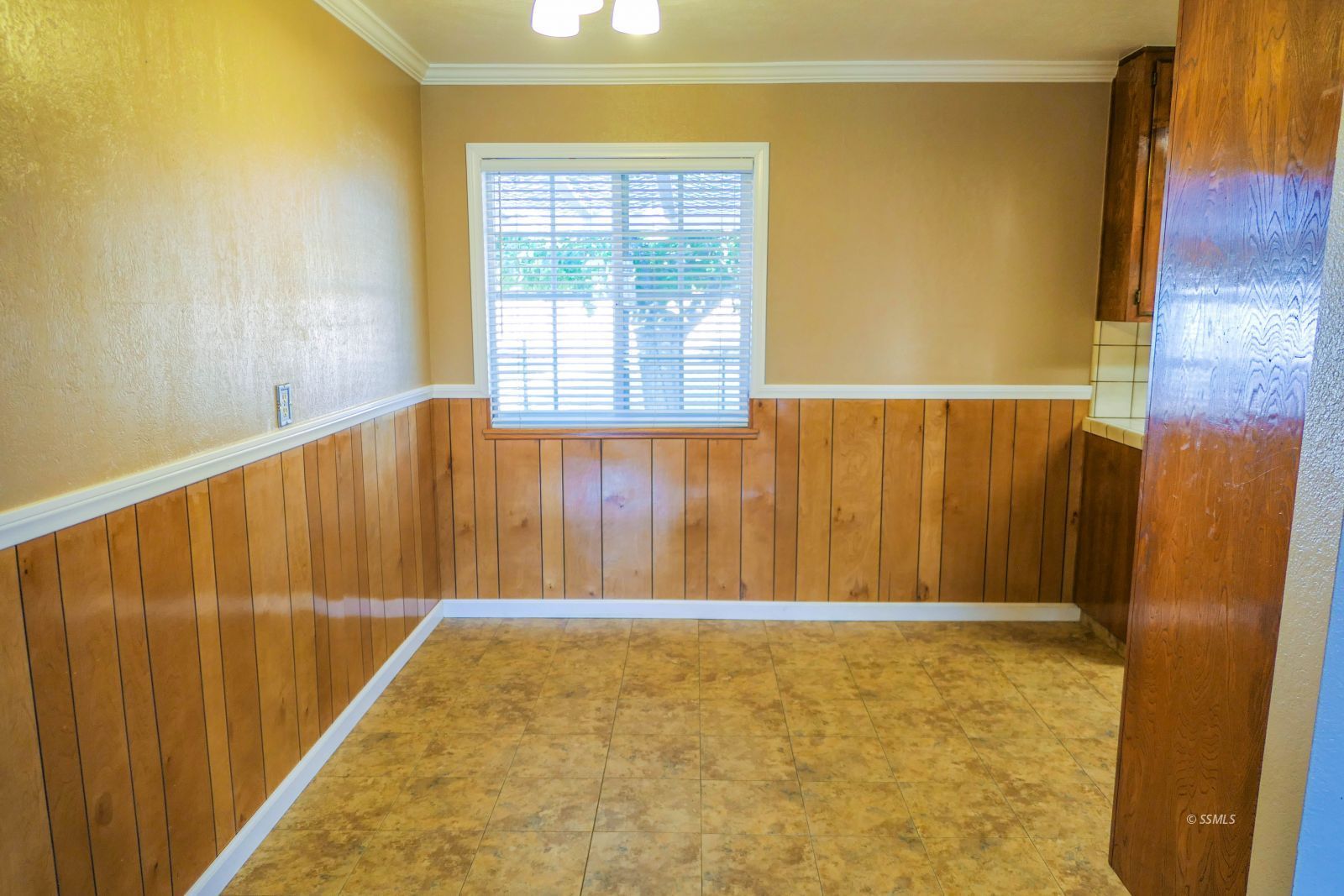 812 South Sunset Street Ridgecrest, CA 93555 - Photo 10 of 40 a bathroom with a tub