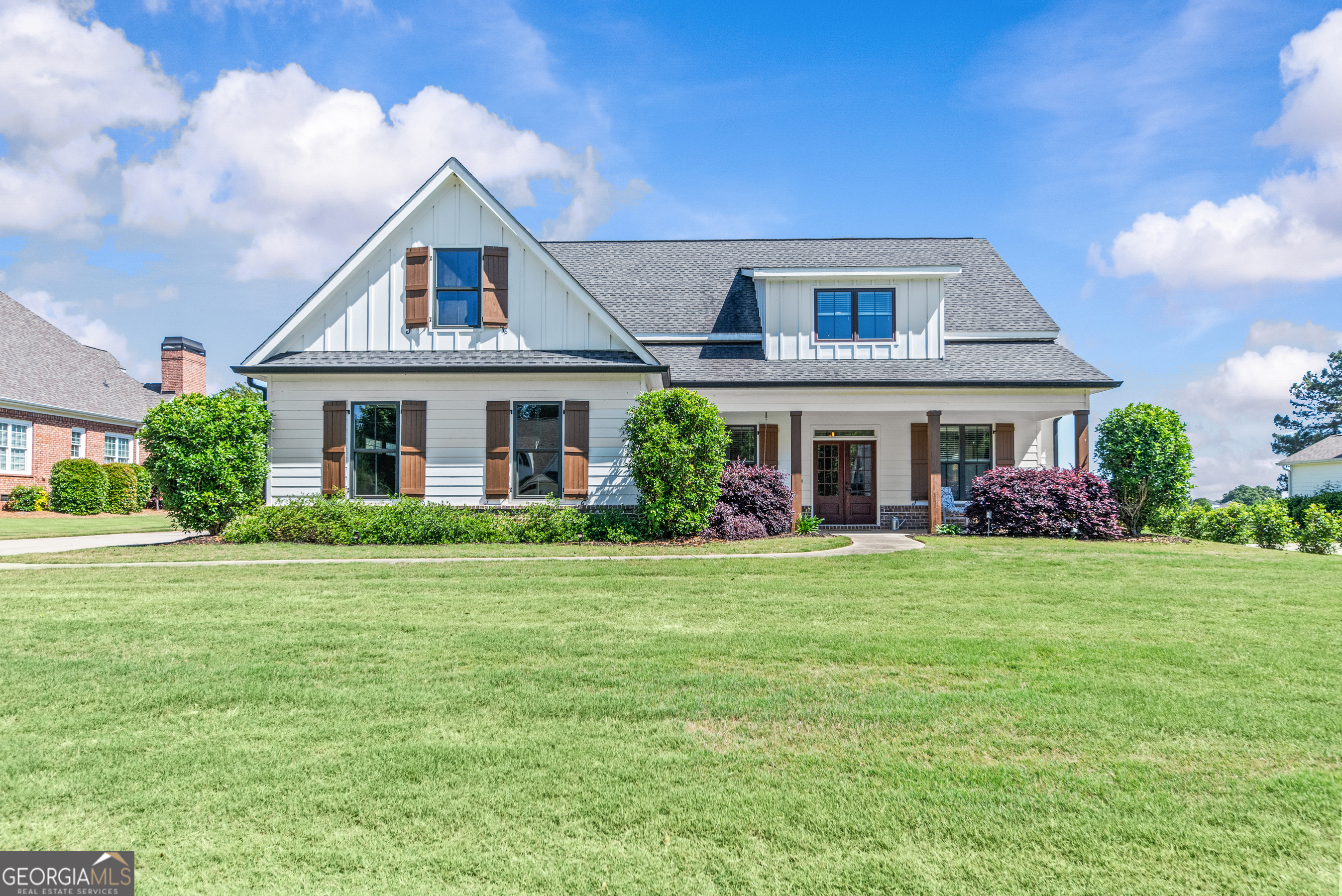 1100 West Magnolia Loop Madison, GA 30650 - Photo 2 of 40 front view of a house with a garden