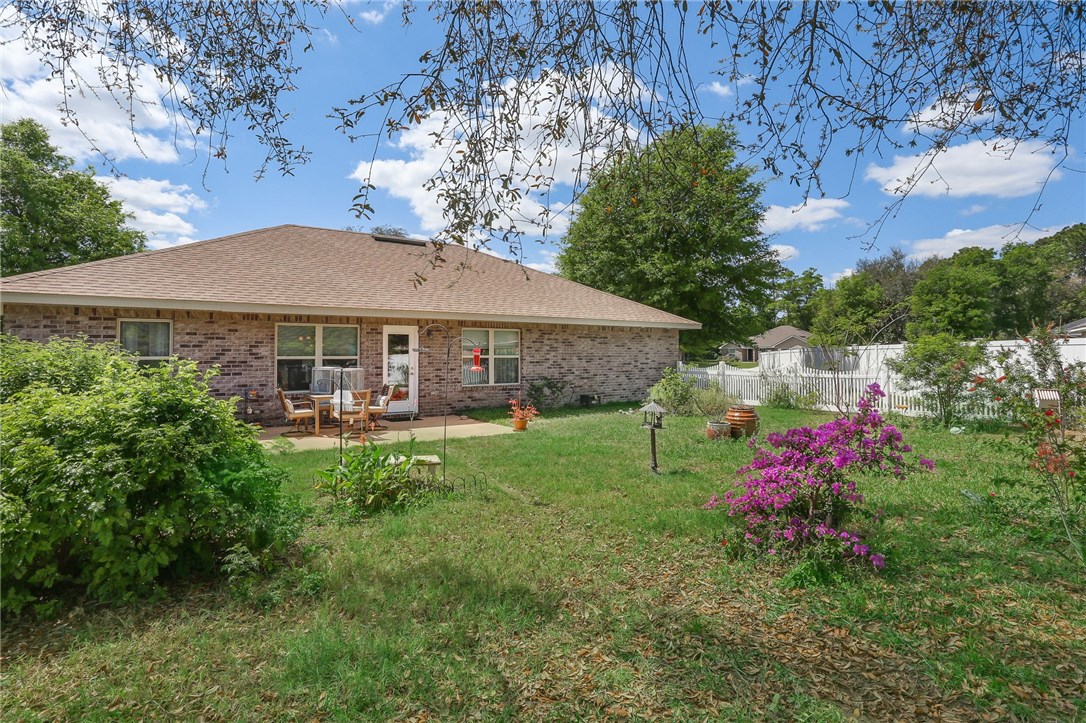 88156 Maybourne Road Yulee, FL 32097 - Photo 29 of 35 a view of a house with table and chairs under an umbrella