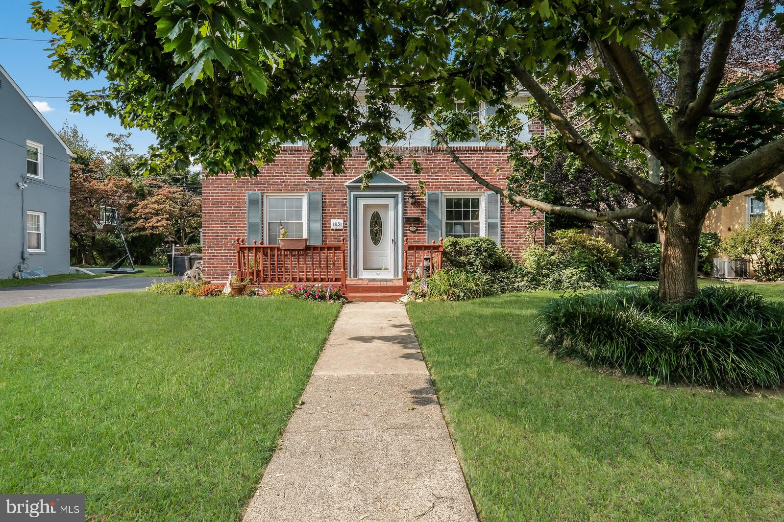 1031 Edgerton Road Secane, PA 19018 - Photo 3 of 28