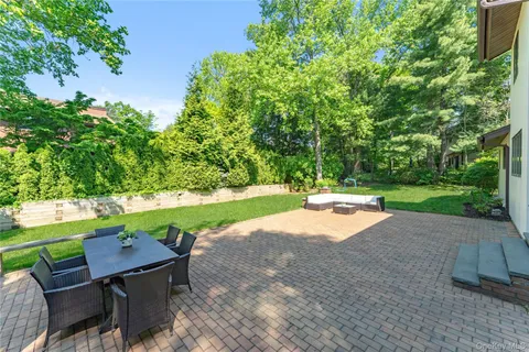 $2,850,000 | 8 Bolton Drive, Manhasset, NY 11030