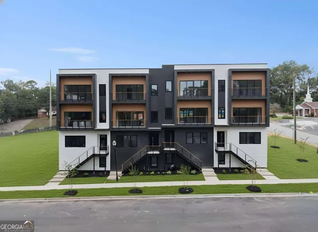 a view of houses with yard in front of it