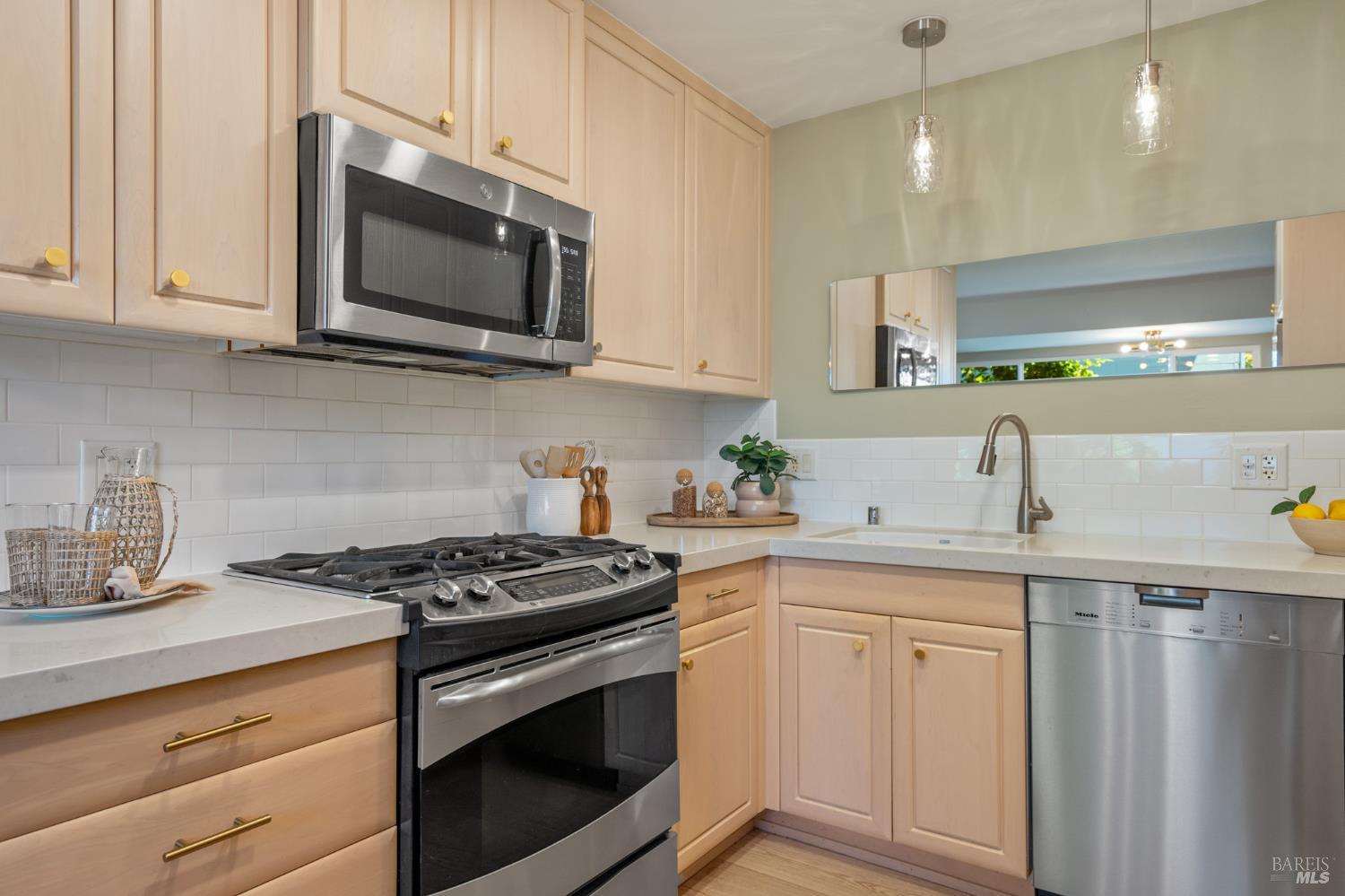 29 Porto Bello Drive San Rafael, CA 94901 - Photo 22 of 41 Yes, it has a gas stove!