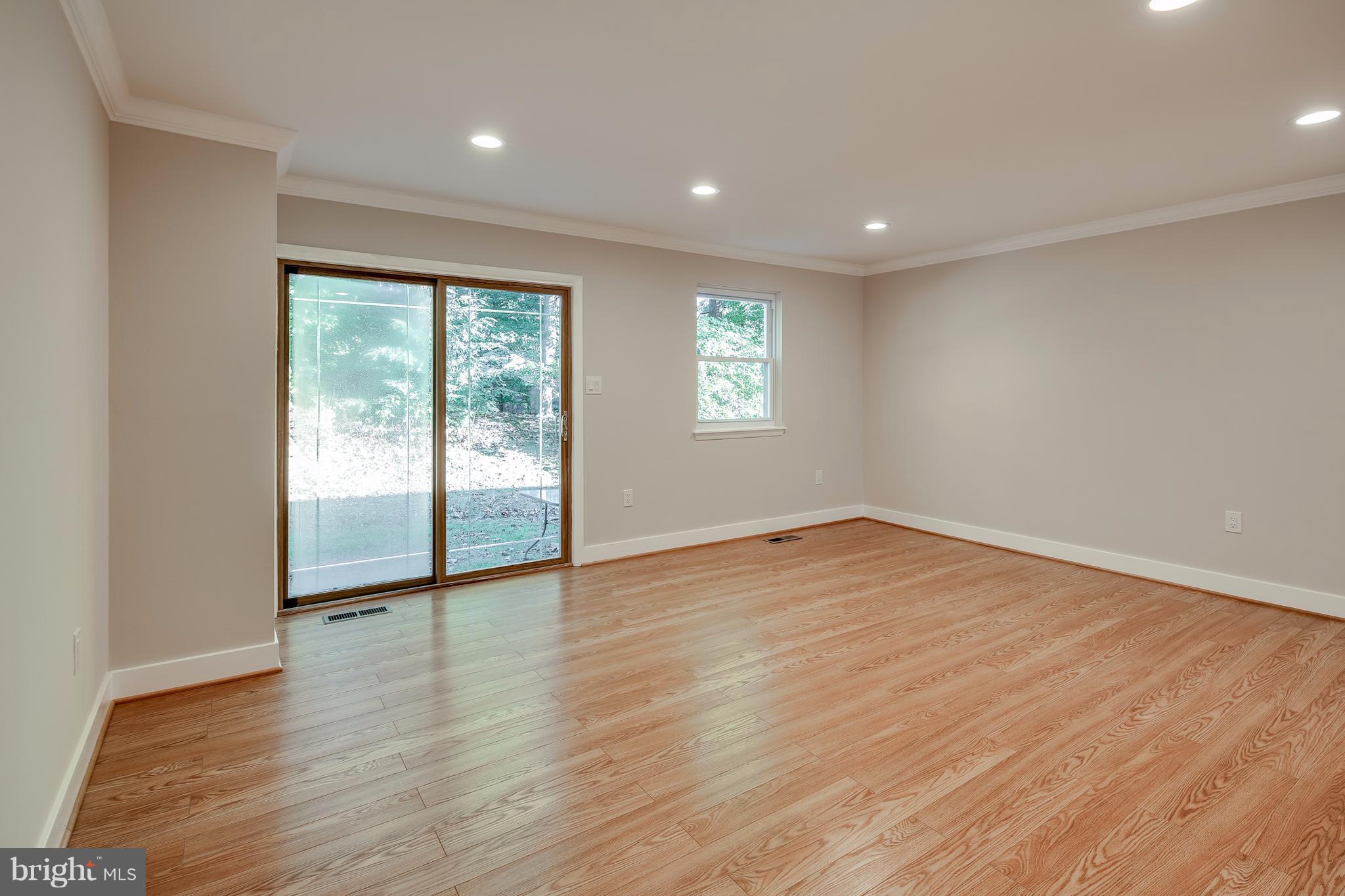 9313 Pan Ridge Road Baltimore, MD 21234 - Photo 13 of 30 Living Room