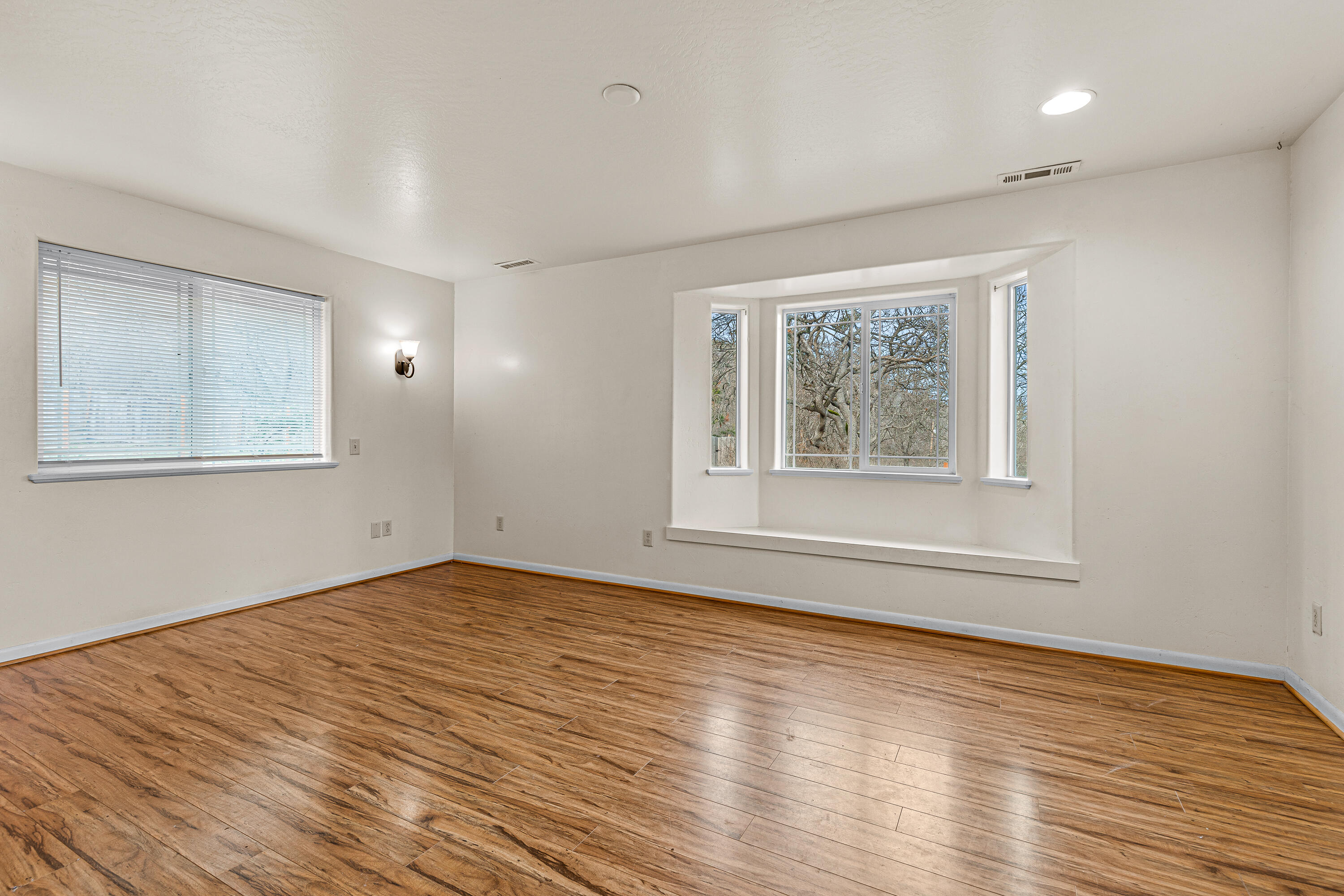 4260 Clayton Road Ashland, OR 97520 - Photo 14 of 41 Primary Bedroom