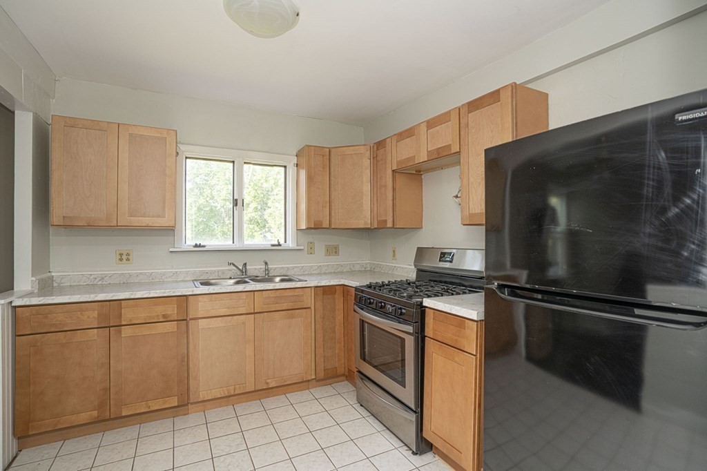609 King Philip Street Fall River, MA 02724 - Photo 7 of 39