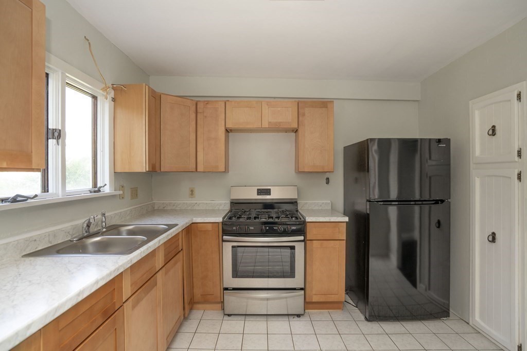 609 King Philip Street Fall River, MA 02724 - Photo 8 of 39