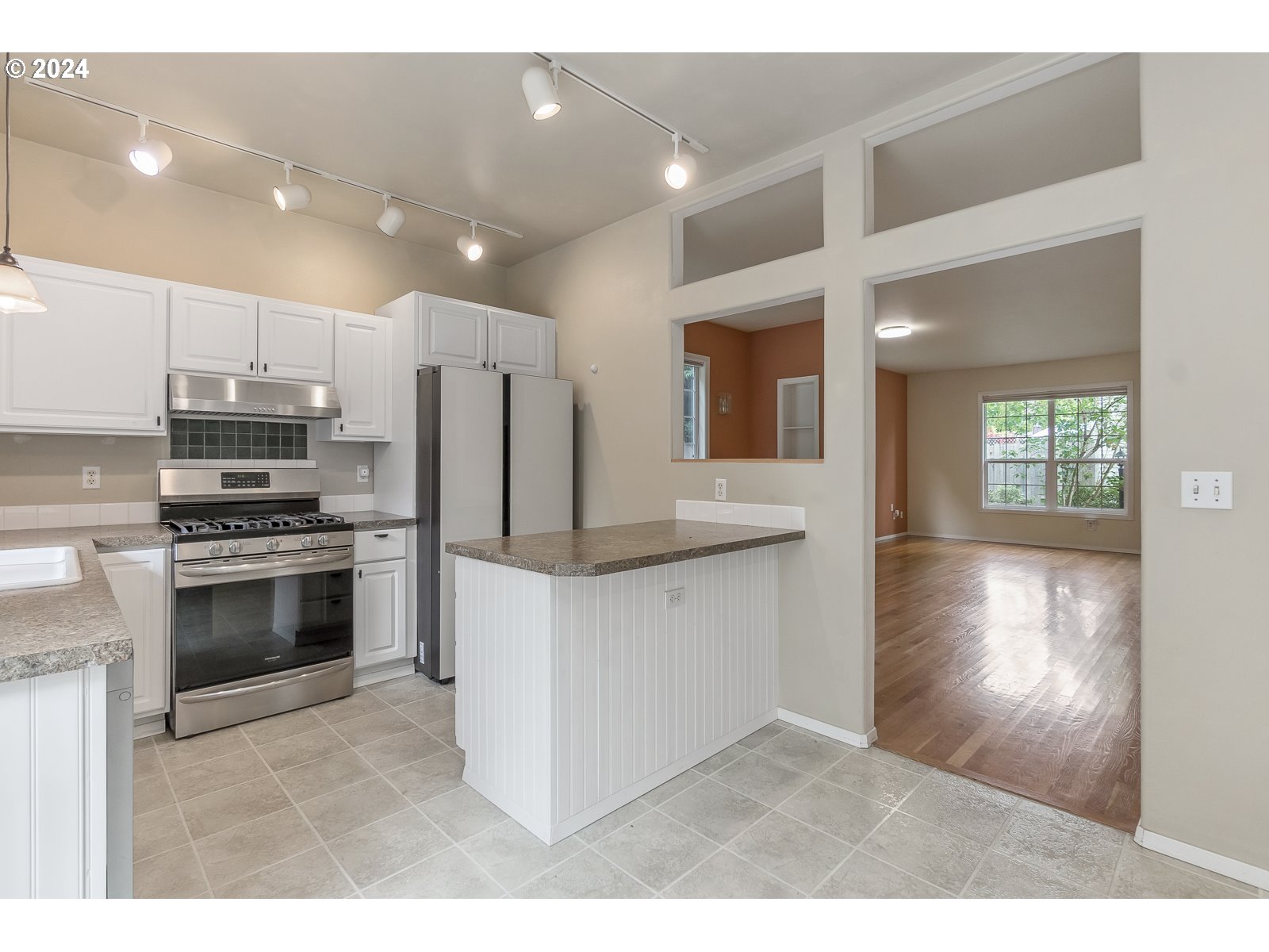 9493 Southwest Sutton Place Portland, OR 97223 - Photo 12 of 38 Kitchen