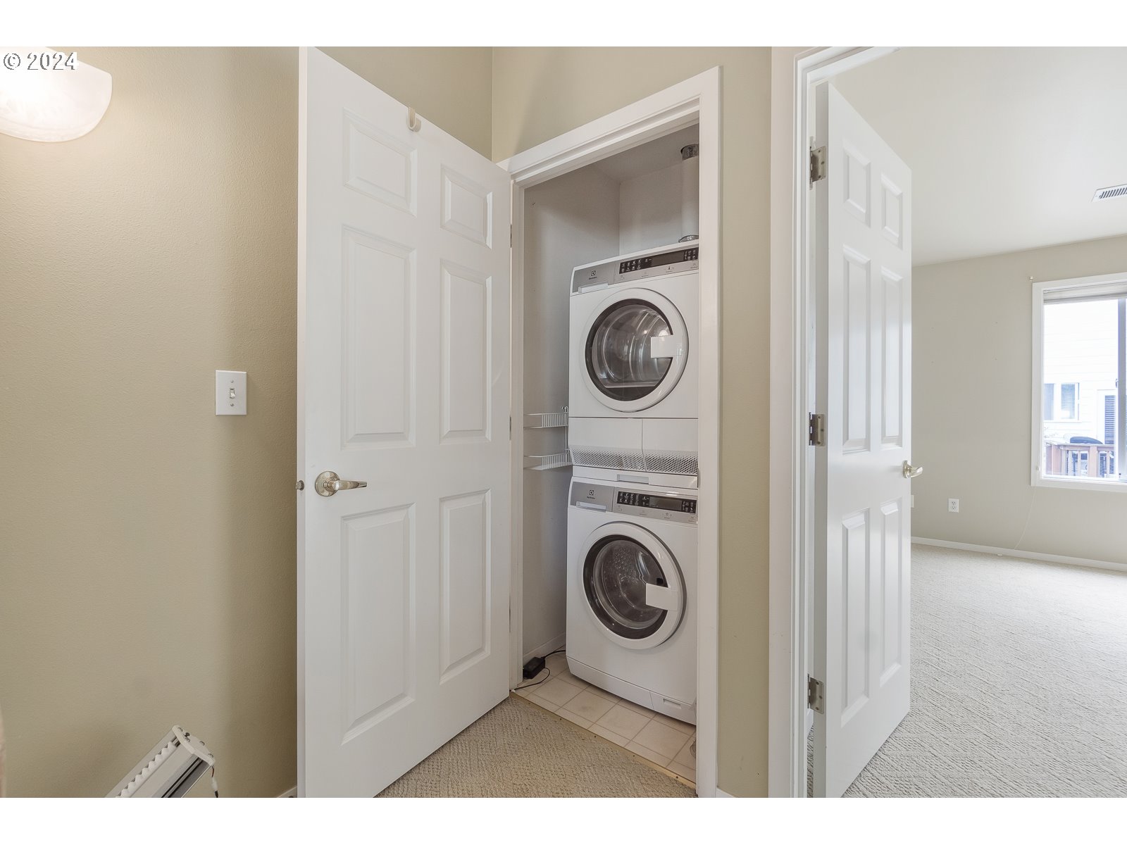9493 Southwest Sutton Place Portland, OR 97223 - Photo 17 of 38 Laundry