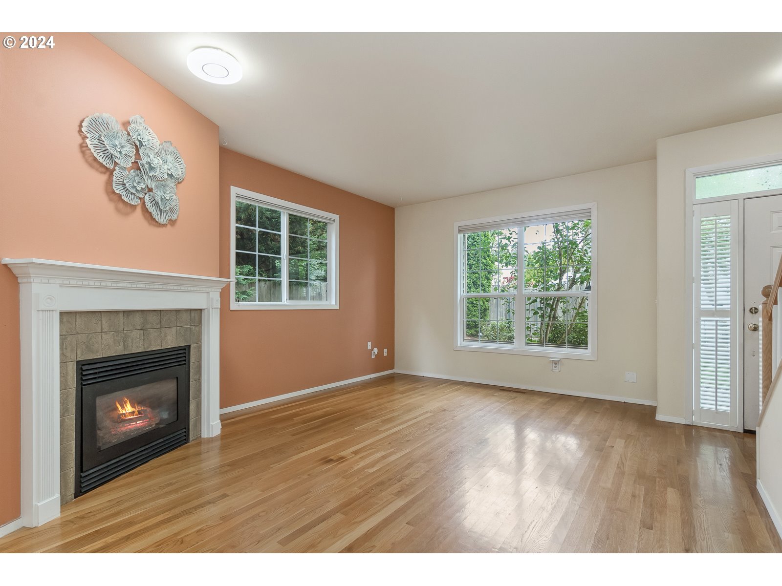 9493 Southwest Sutton Place Portland, OR 97223 - Photo 2 of 38 Living Room/Entrance