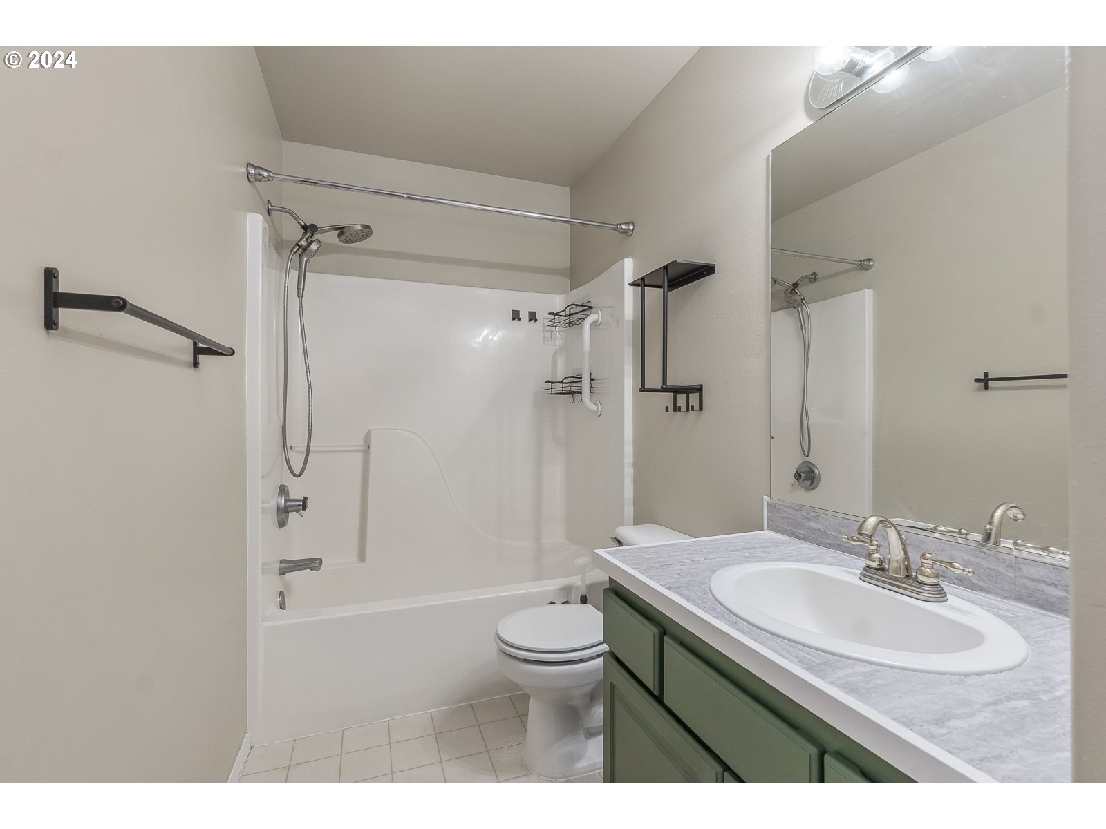 9493 Southwest Sutton Place Portland, OR 97223 - Photo 24 of 38 Bathroom