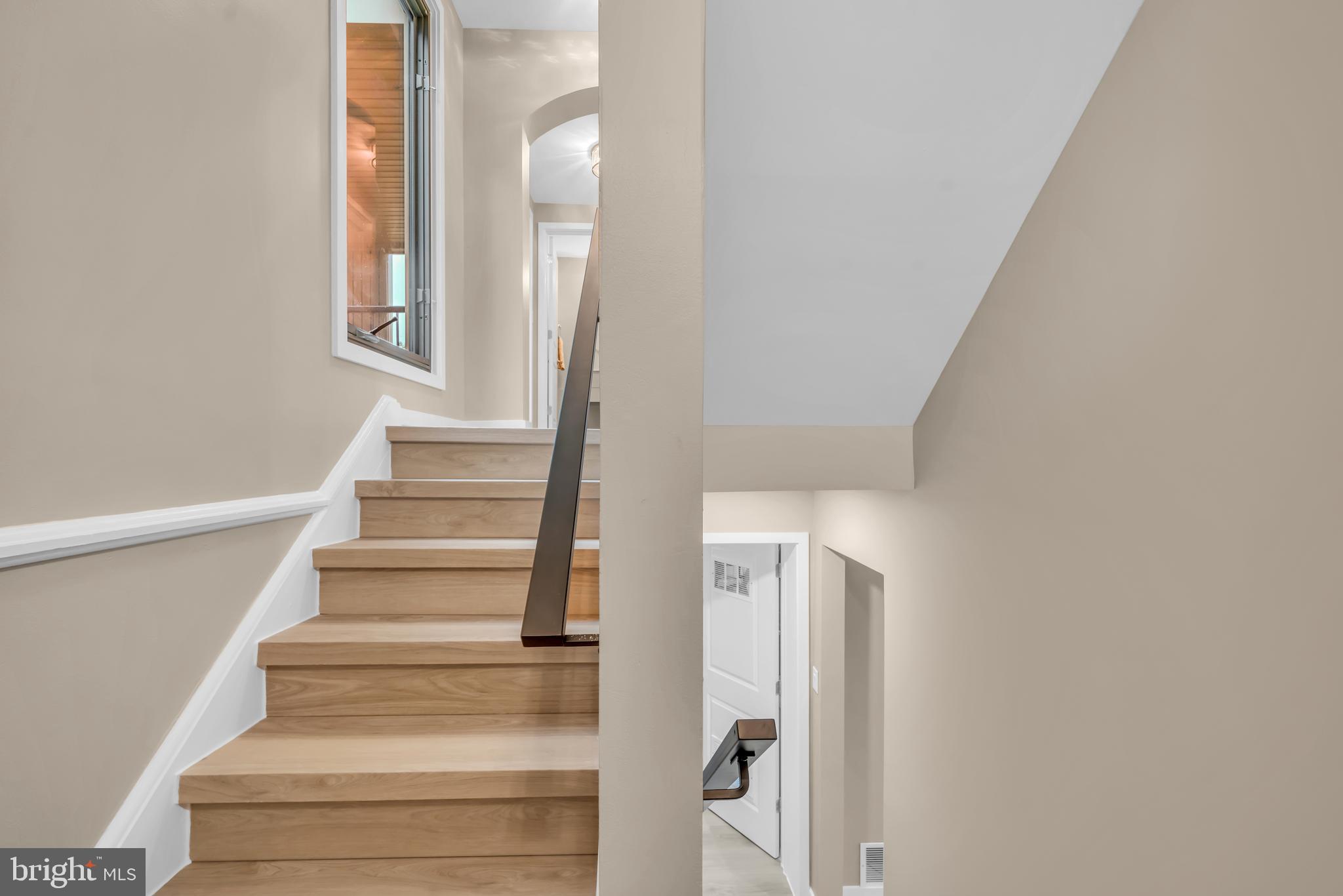 1806 North Shore Court Reston, VA 20190 - Photo 38 of 58 Heading downstairs from main level- on landing