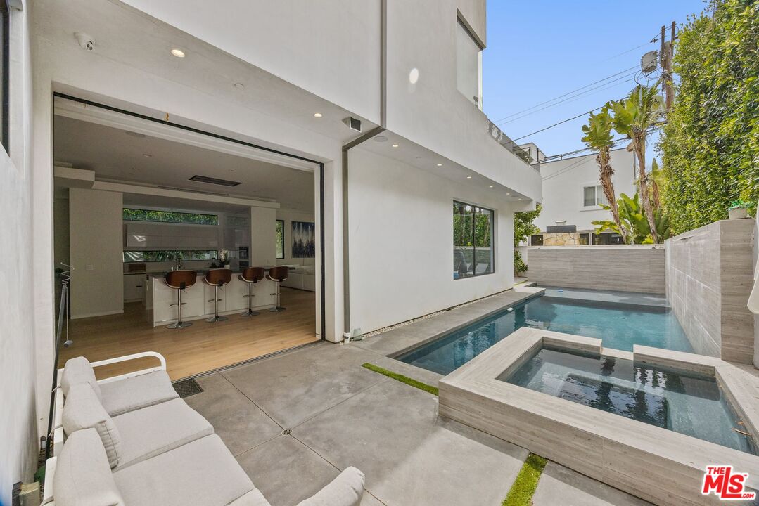 839 North Spaulding Avenue Los Angeles, CA 90046 - Photo 15 of 46 a view of living room kitchen and entryway