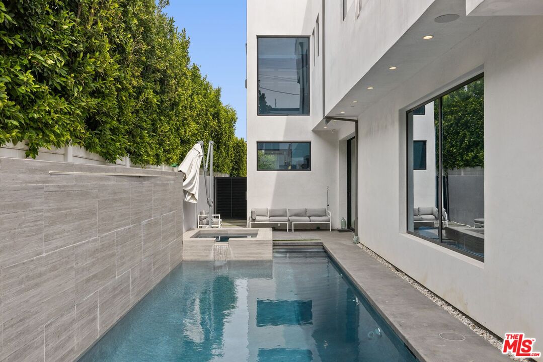 839 North Spaulding Avenue Los Angeles, CA 90046 - Photo 17 of 46 a balcony with view of the house