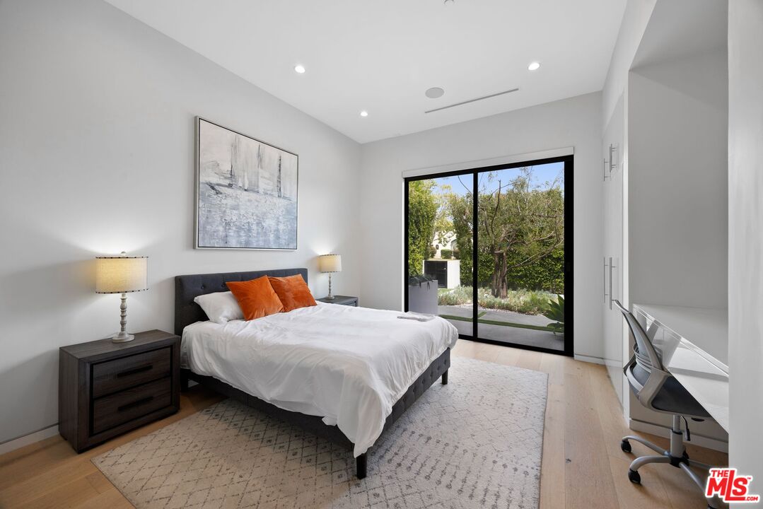 839 North Spaulding Avenue Los Angeles, CA 90046 - Photo 20 of 46 a bedroom with a bed and a large window