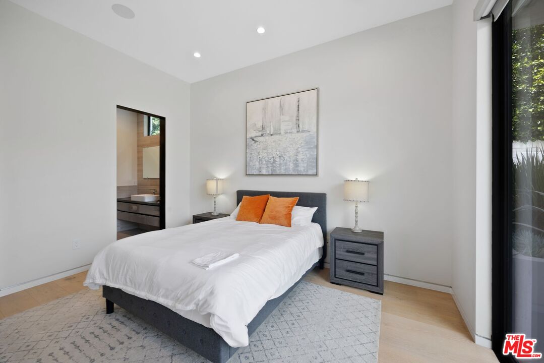 839 North Spaulding Avenue Los Angeles, CA 90046 - Photo 21 of 46 a bedroom with a bed and a lamp on dresser