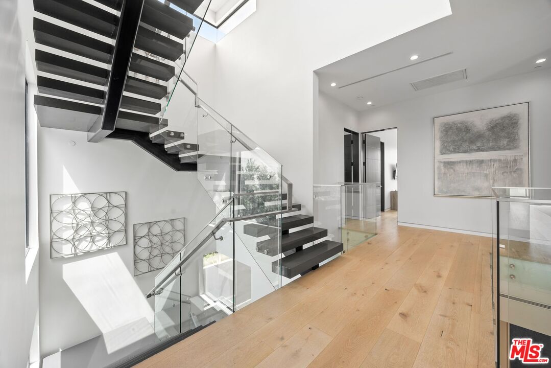 839 North Spaulding Avenue Los Angeles, CA 90046 - Photo 23 of 46 a view of entryway and hall