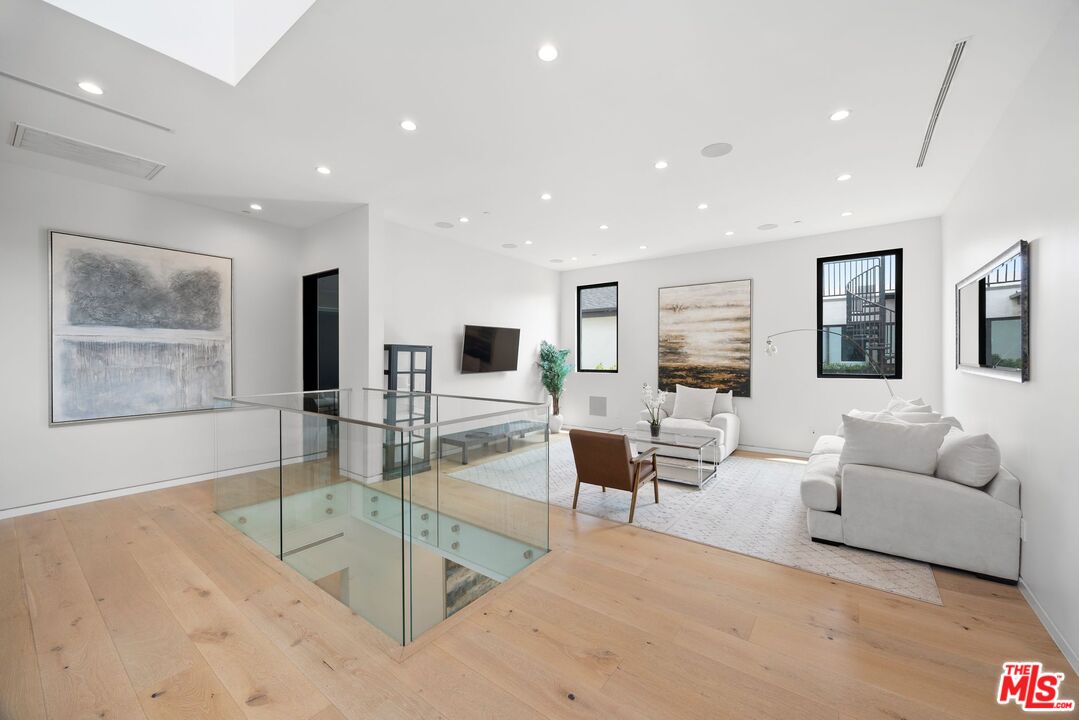 839 North Spaulding Avenue Los Angeles, CA 90046 - Photo 24 of 46 a living room with furniture