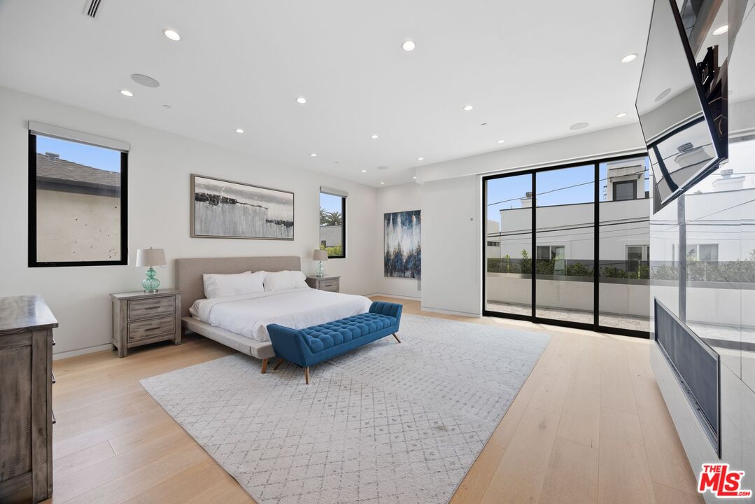 839 North Spaulding Avenue Los Angeles, CA 90046 - Photo 26 of 46 a bedroom with a large bed and a large window