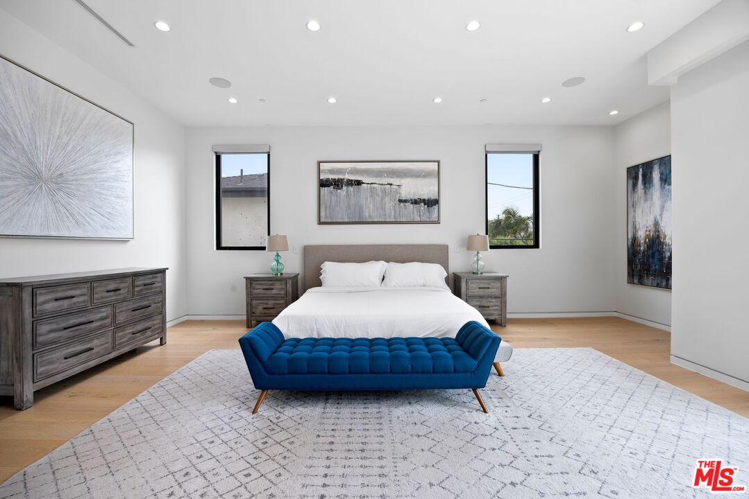 839 North Spaulding Avenue Los Angeles, CA 90046 - Photo 27 of 46 a spacious bedroom with a bed and window