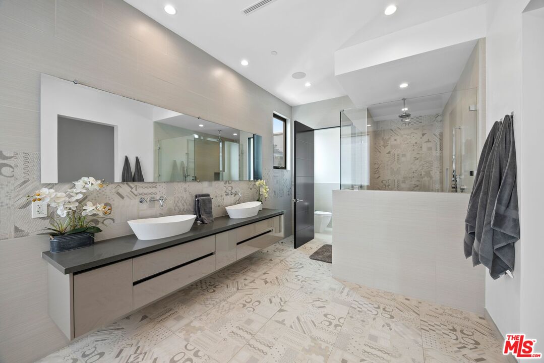 839 North Spaulding Avenue Los Angeles, CA 90046 - Photo 30 of 46 a living room with furniture and a chandelier