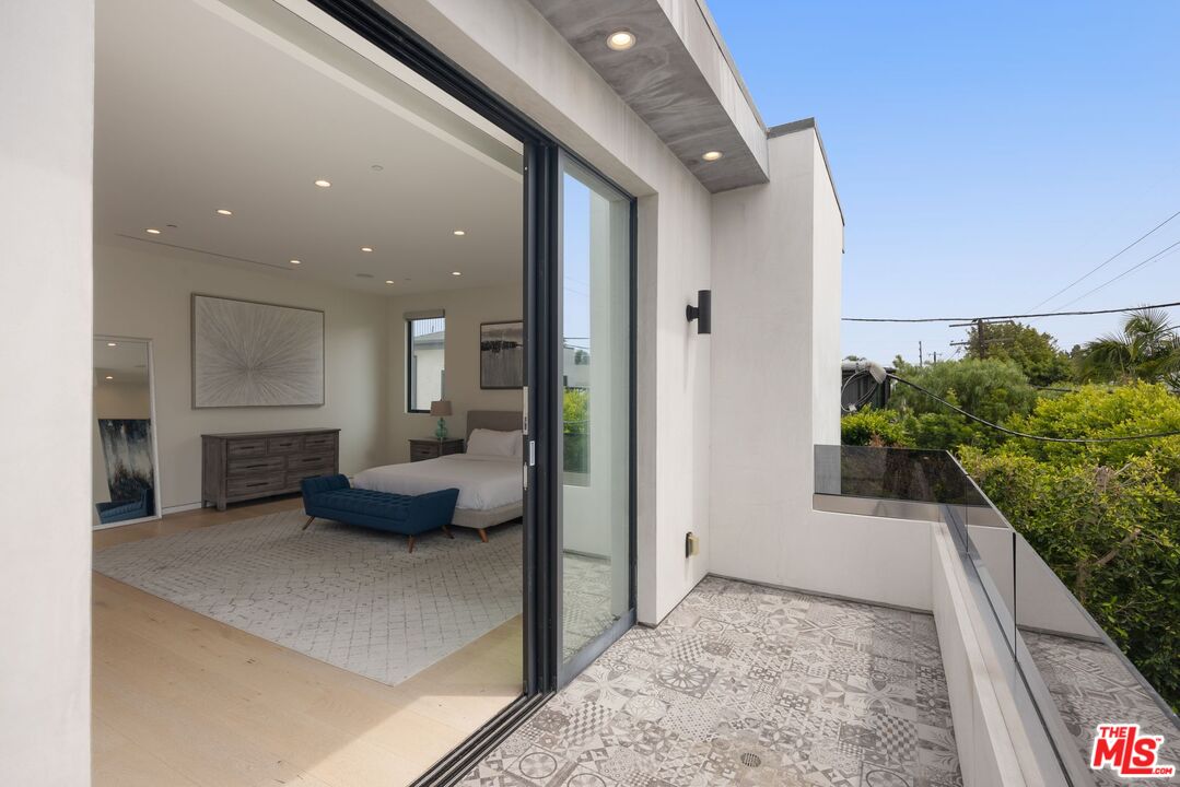 839 North Spaulding Avenue Los Angeles, CA 90046 - Photo 32 of 46 a view of a hallway with seating area