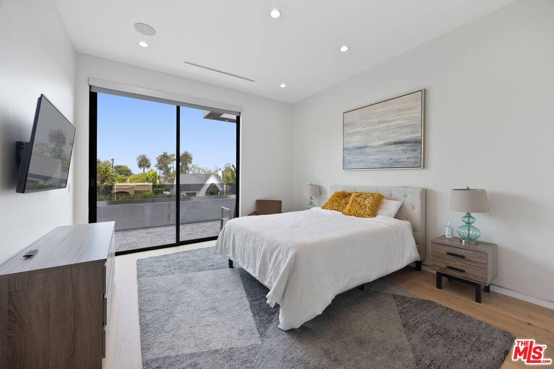 839 North Spaulding Avenue Los Angeles, CA 90046 - Photo 33 of 46 a bedroom with a bed and large window