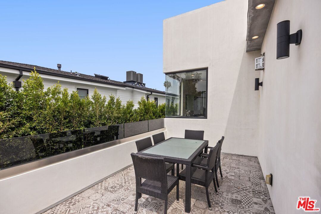 839 North Spaulding Avenue Los Angeles, CA 90046 - Photo 35 of 46 a balcony with table and chairs