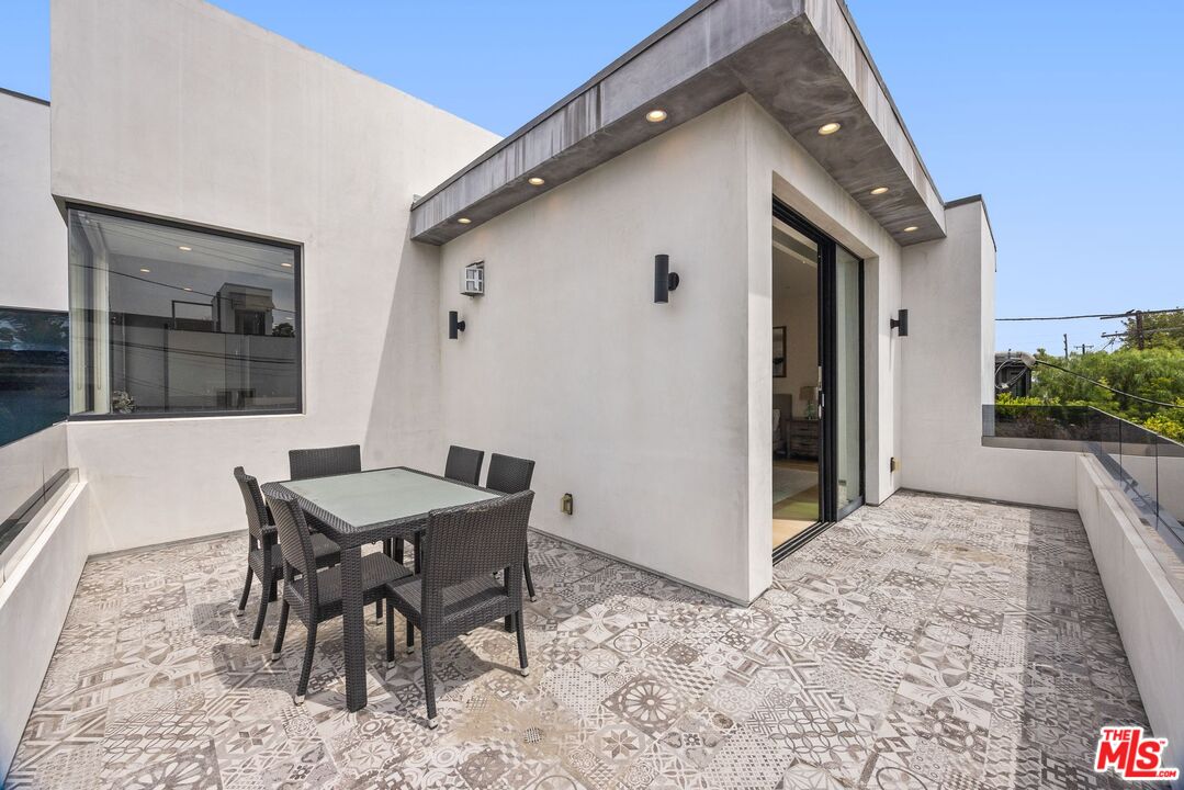 839 North Spaulding Avenue Los Angeles, CA 90046 - Photo 36 of 46 a view of a house with backyard and sitting area