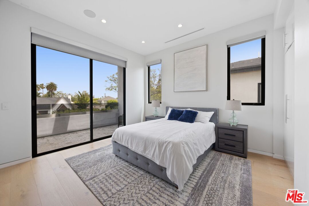 839 North Spaulding Avenue Los Angeles, CA 90046 - Photo 37 of 46 a bedroom with a large bed and a balcony