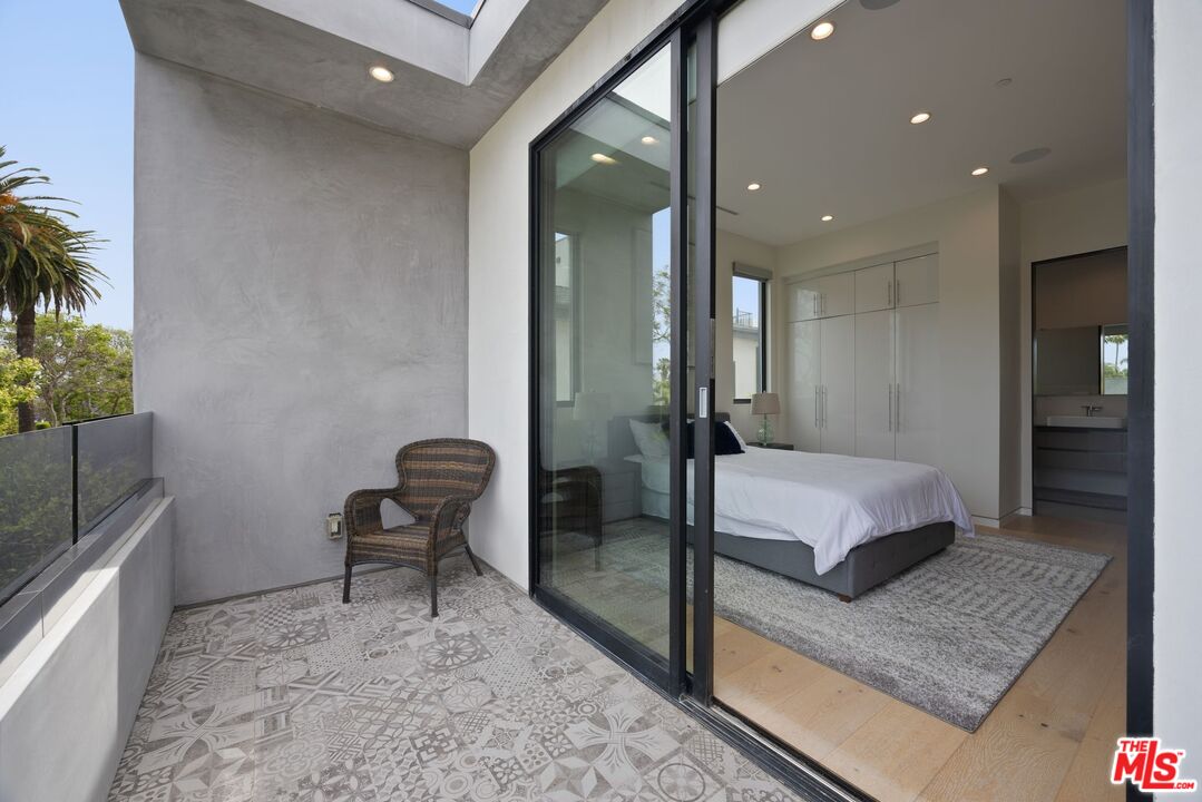 839 North Spaulding Avenue Los Angeles, CA 90046 - Photo 40 of 46 a bedroom with a bed and furniture