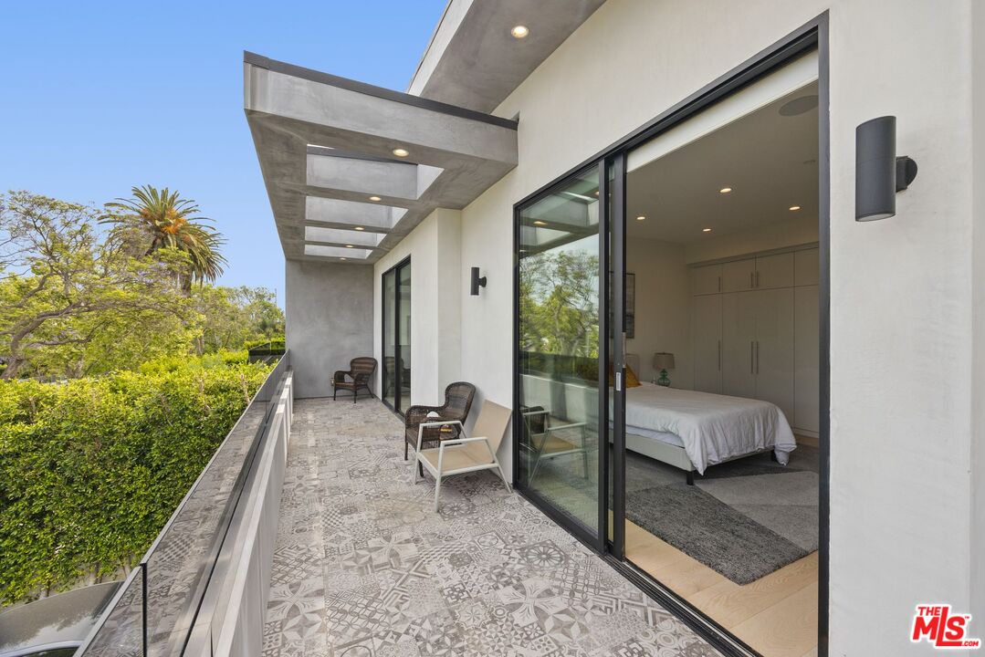 839 North Spaulding Avenue Los Angeles, CA 90046 - Photo 41 of 46 a balcony with furniture and a potted plant