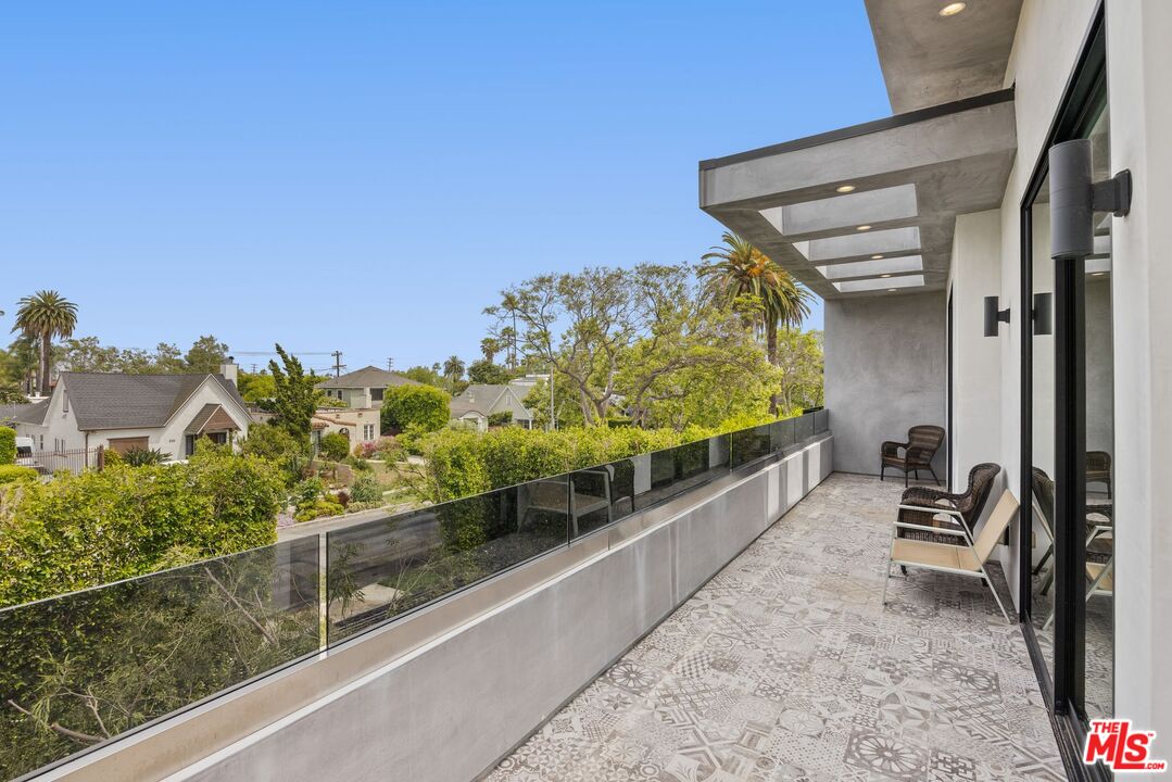 839 North Spaulding Avenue Los Angeles, CA 90046 - Photo 42 of 46 a view of a balcony with chairs and a table