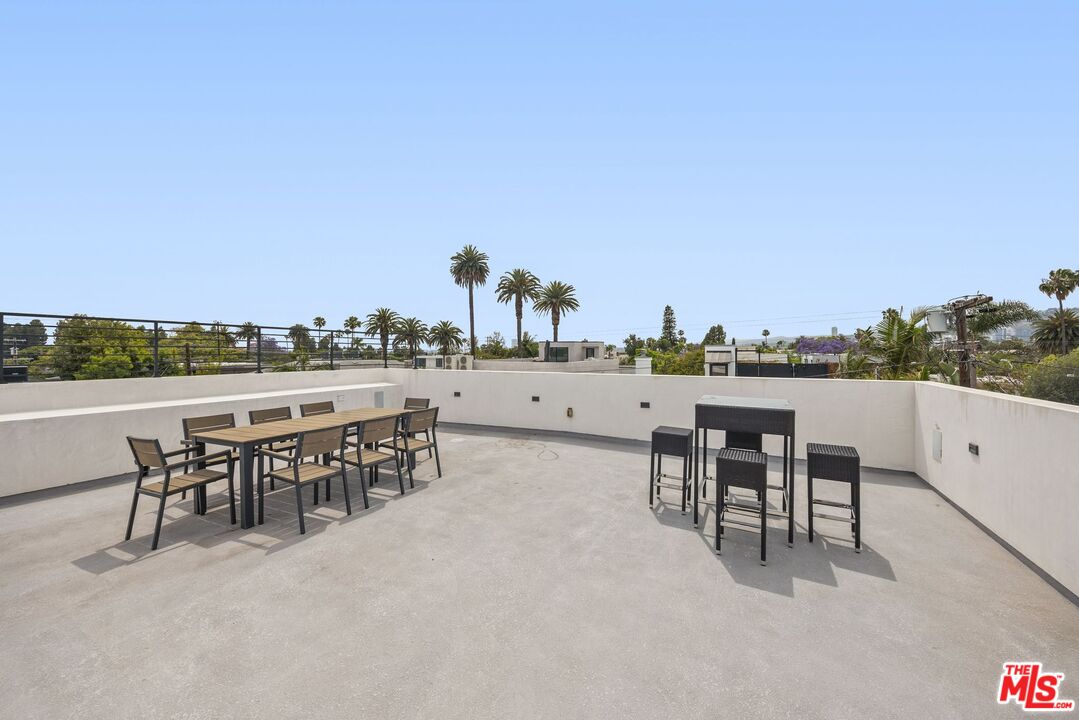 839 North Spaulding Avenue Los Angeles, CA 90046 - Photo 43 of 46 a view of a terrace with furniture and stove