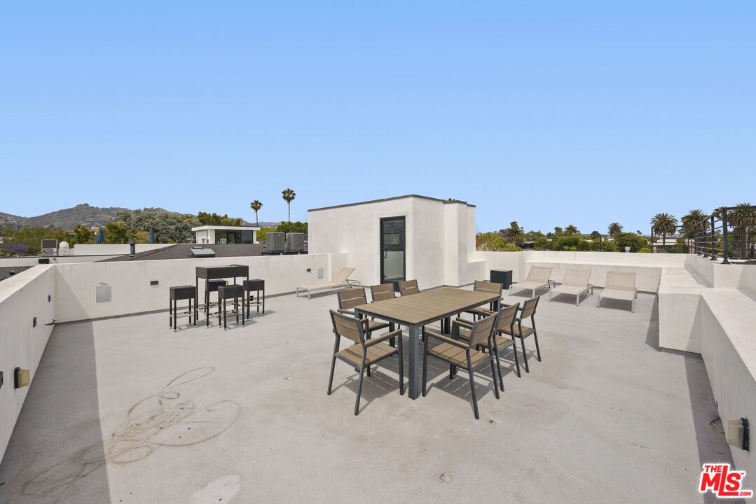 839 North Spaulding Avenue Los Angeles, CA 90046 - Photo 44 of 46 a view of a terrace with furniture and stove