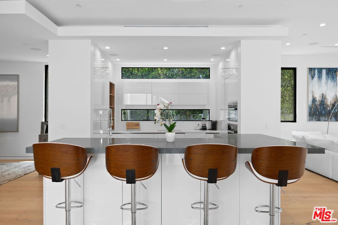 839 North Spaulding Avenue Los Angeles, CA 90046 - Photo 9 of 46 a kitchen with a dining table and chairs