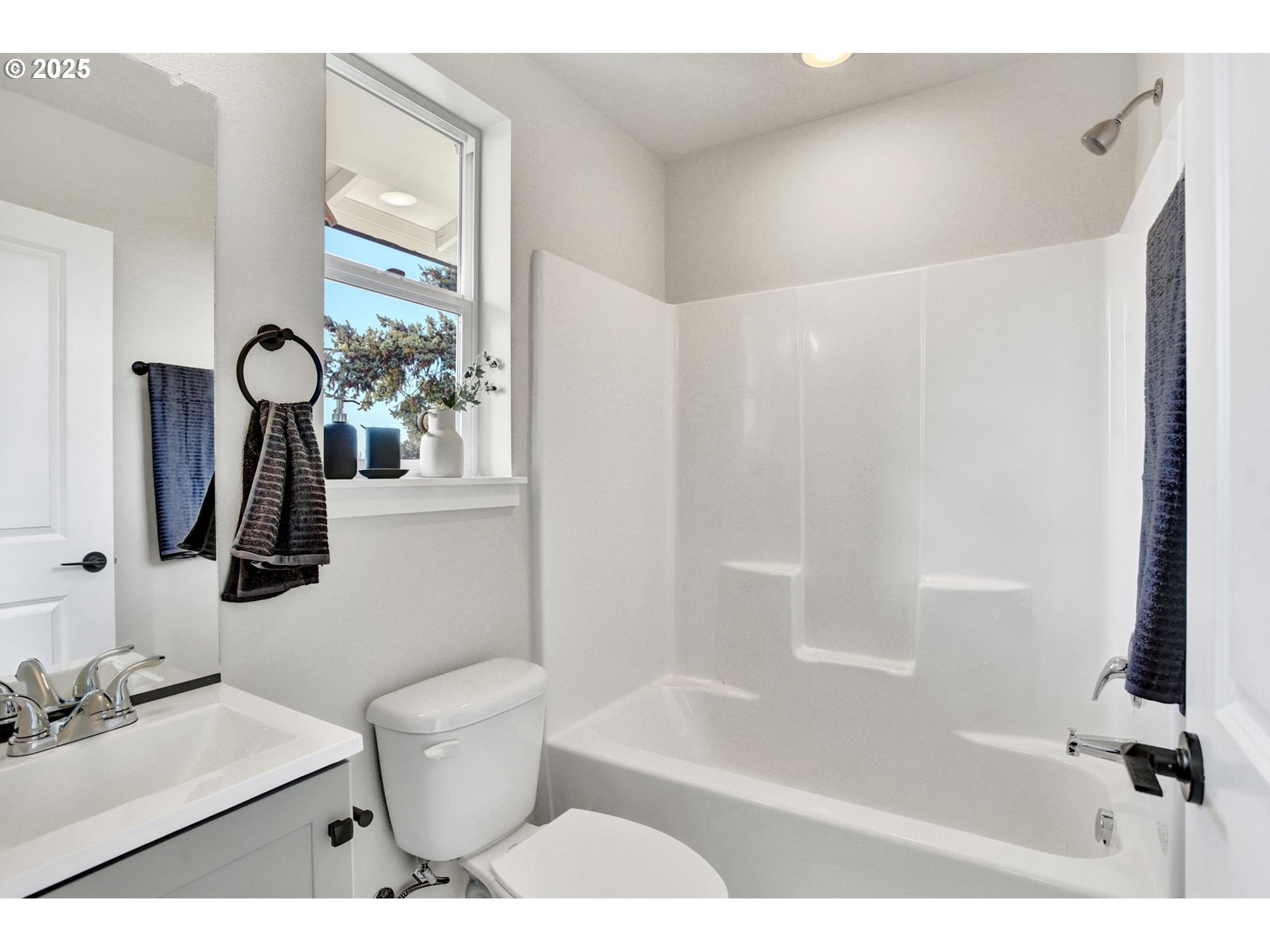 1669 Southeast Sherrett Street Portland, OR 97202 - Photo 10 of 14 a bathroom with a toilet a sink and a bathtub