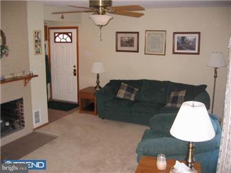 9226 Treaty Road Philadelphia, PA 19114 - Photo 5 of 12 Living Room