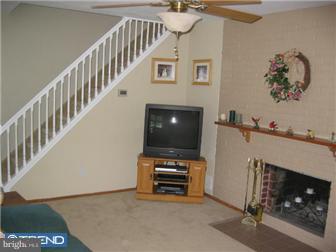 9226 Treaty Road Philadelphia, PA 19114 - Photo 7 of 12 Living Room