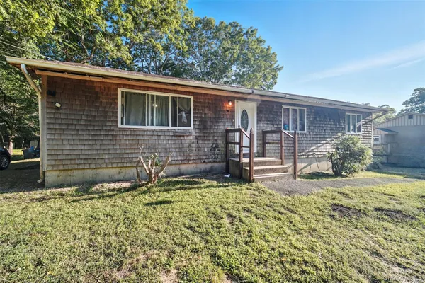 a view of a house with a yard