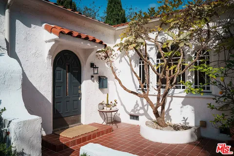 $2,449,000 | 1060 Superba Avenue, Venice, CA 90291