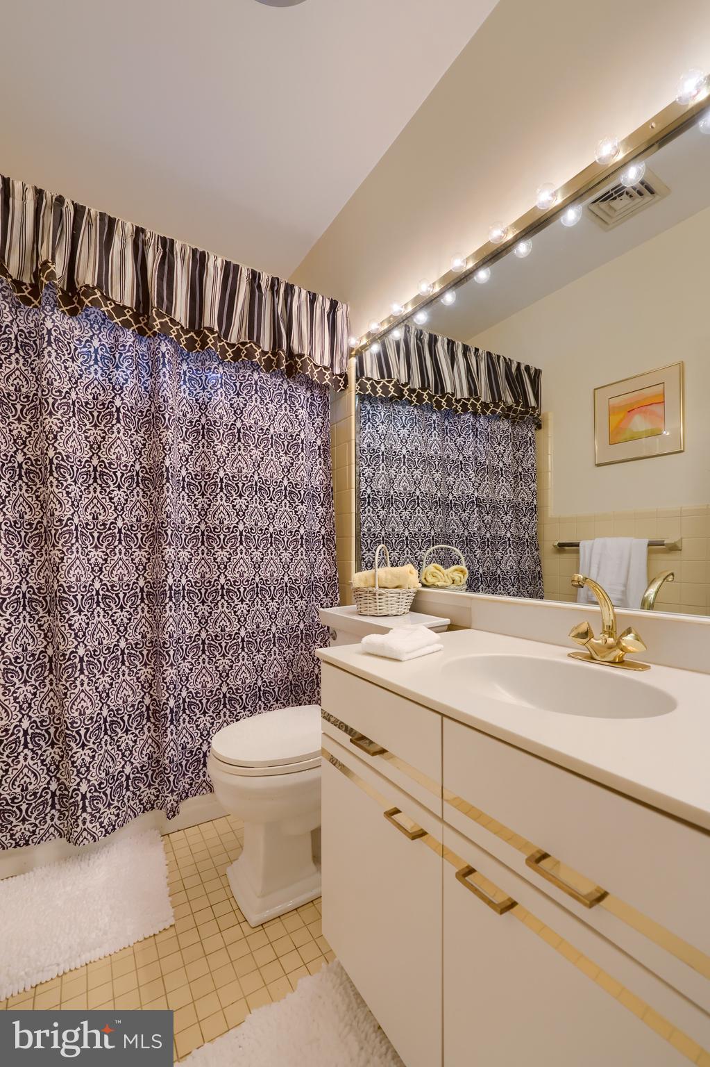 112 Hillside Road Harrisburg, PA 17104 - Photo 20 of 38 Main level bathroom 2