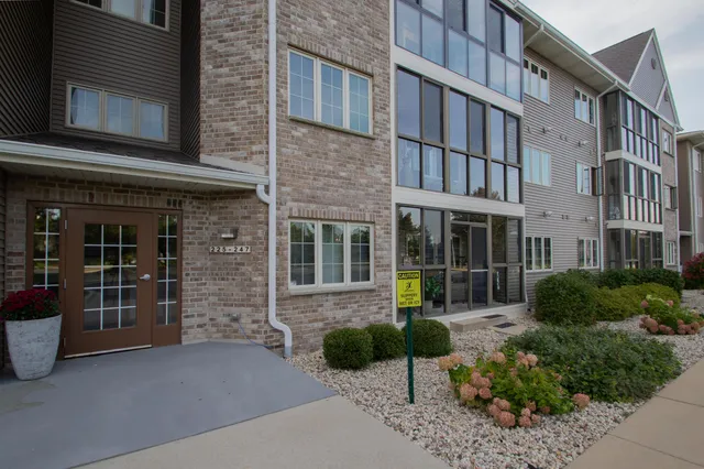 $289,900 | 245 Oconomowoc Parkway, Oconomowoc, WI 53066