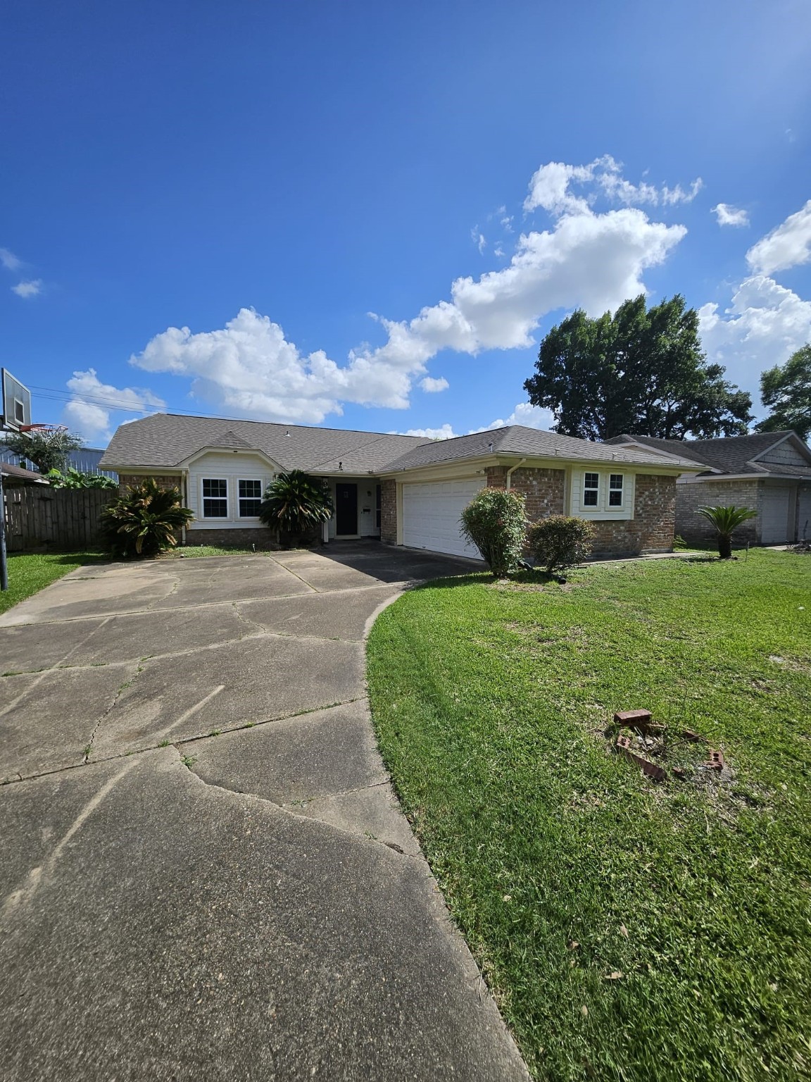 a view of house with a yard