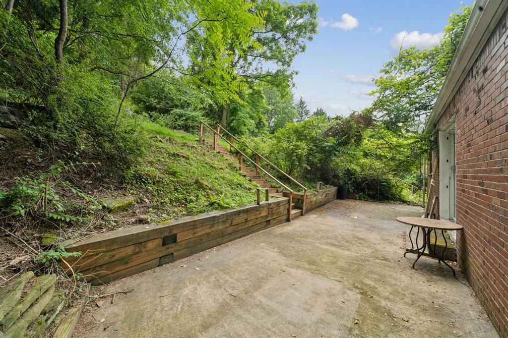 610 Cascade Road Pittsburgh, PA 15221 - Photo 3 of 11