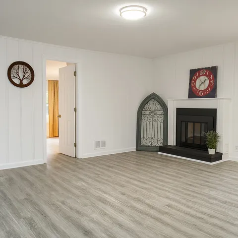 $275,000 | 806 Peter Street, McHenry, IL 60051